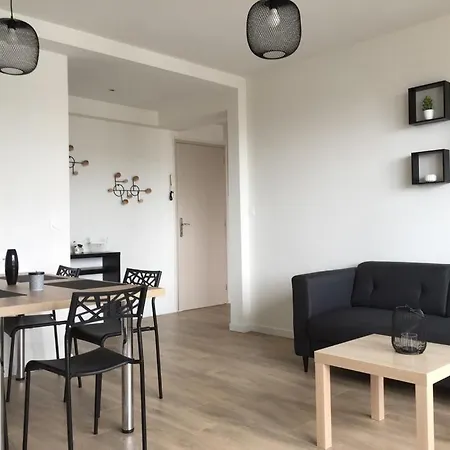 Apartment Appt 4 Avec Balcon, Spinelle Ifs